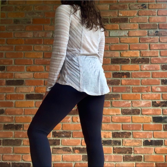 Light Gray lightweight Raglan Top 🌿 - Picture 3 of 6